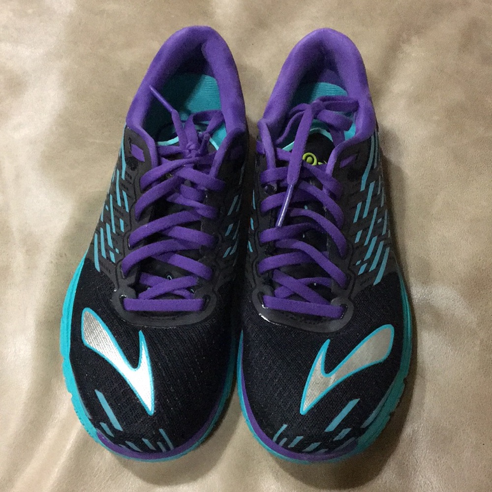 Tennis shoes